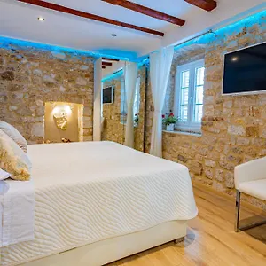 & Stars Free Parking **** Trogir