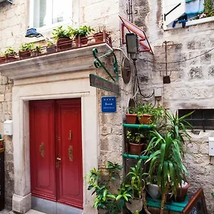 & Ursa Trogir