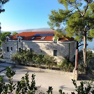 Sveti Kriz **** Trogir